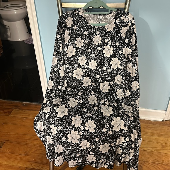 SoSoft Beautiful old navy’s midi long sleeve dress it’s little bit small for me. - Picture 4 of 5
